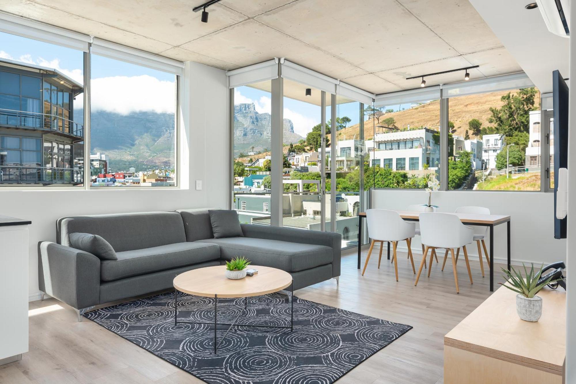 Apartment Luxury 2 Bedroom Mountain Views *